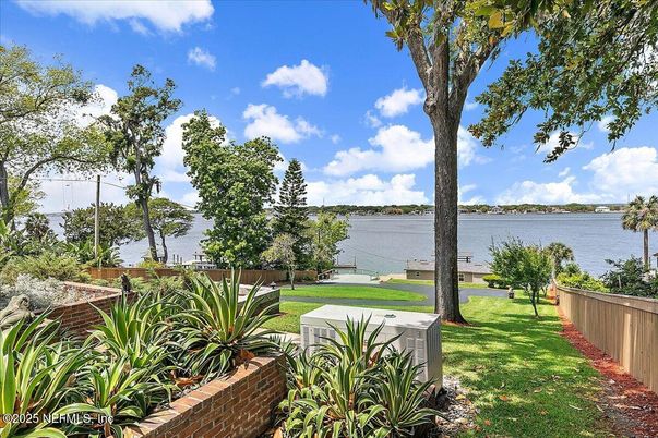 Exterior, Lake