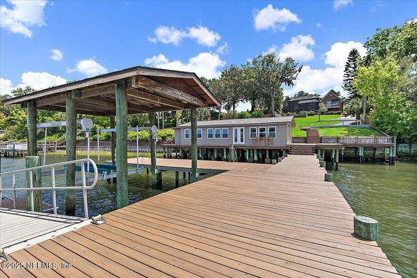 Exterior, Lake