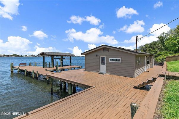 Exterior, Lake