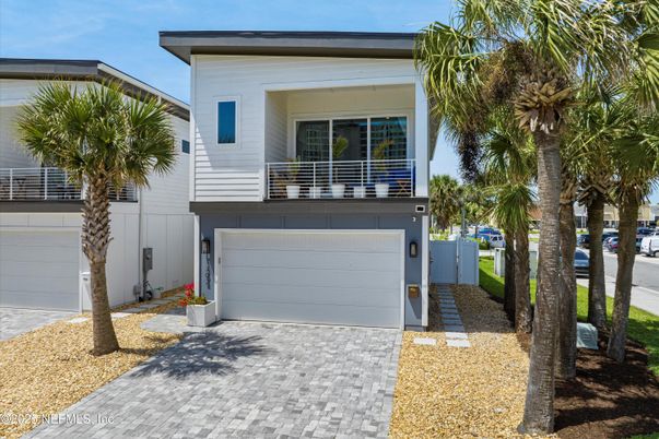 Attached, Exterior, Facade, Modern