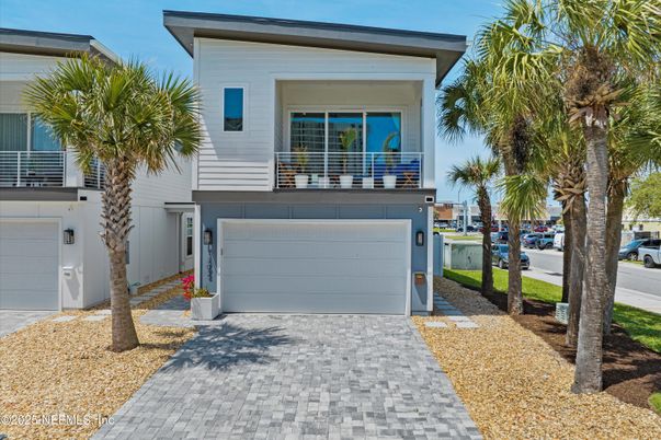 Attached, Exterior, Facade, Modern