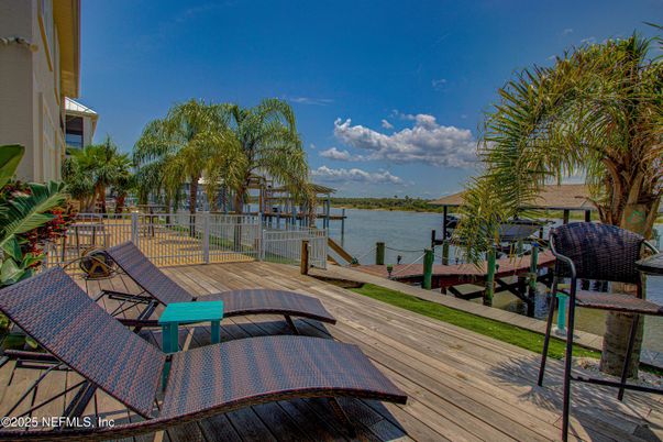 Exterior, Lake