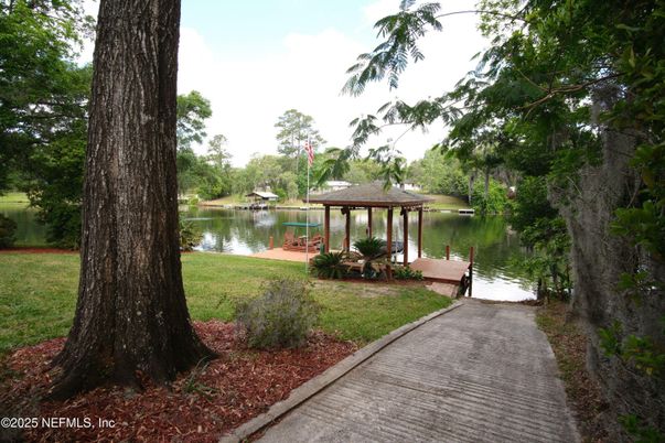 Exterior, Lake