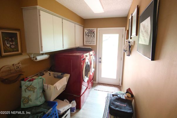 Interior, Washer, Wood Texture Flooring