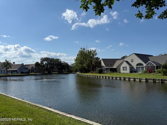 Exterior, Lake