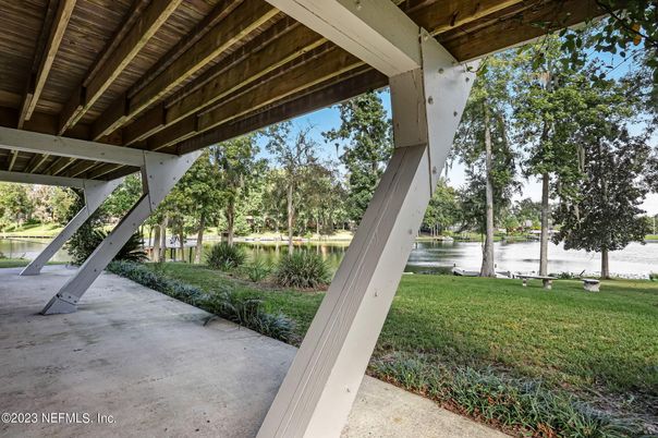 Exterior, Lake