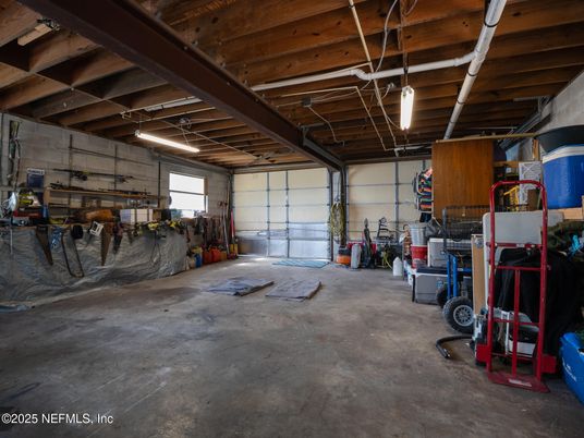 Garage, Interior, Wooden Beams