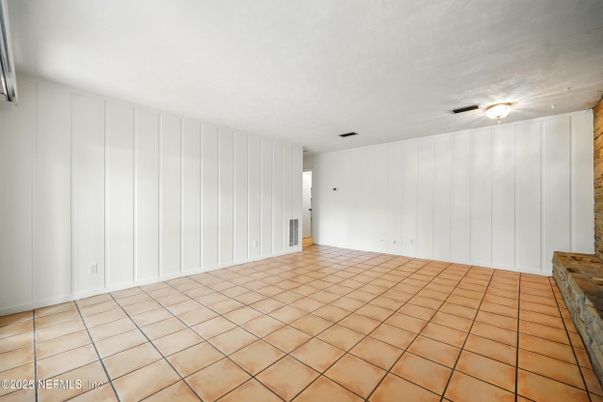 Empty room, Interior