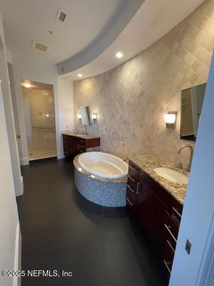 Bathroom, Dual Sink Vanities, Interior, Recessed Lighting