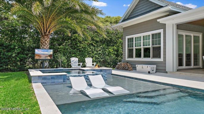 Exterior, Pool