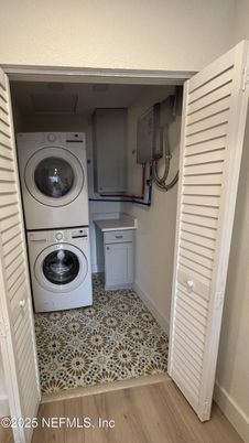 Interior, Utility Closets, Washer, Wood Texture Flooring