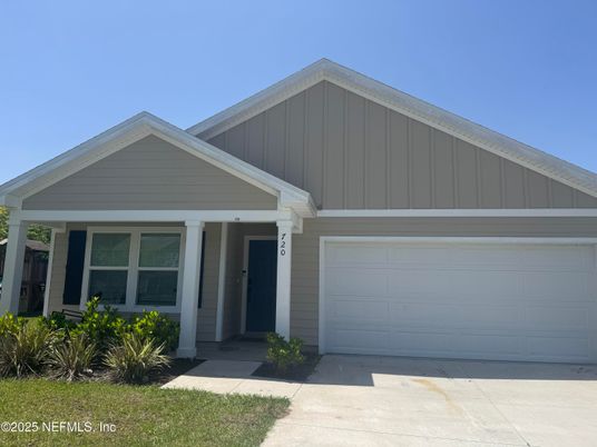Attached, Exterior, Facade, American Craftsman