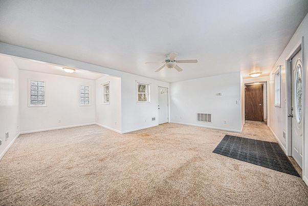 Empty room, Interior