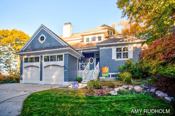 Attached, Exterior, Facade, Queen Anne Victorian
