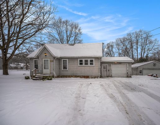 Attached, Exterior, Facade, Ranch