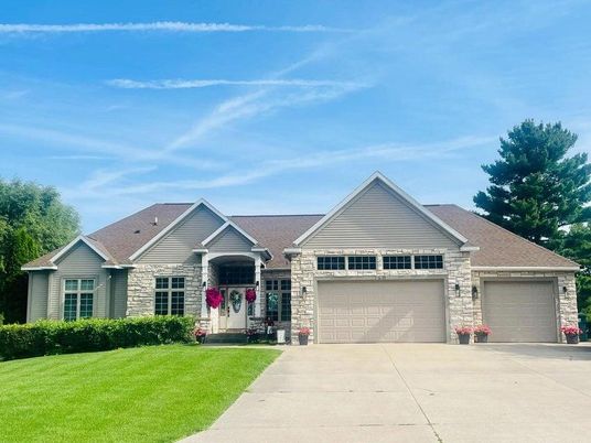 Attached, Exterior, Facade, Ranch