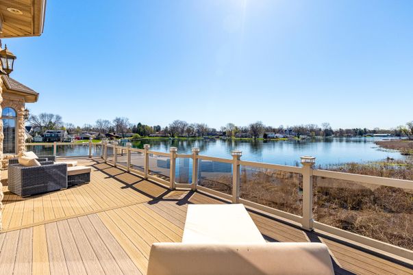 Exterior, Lake