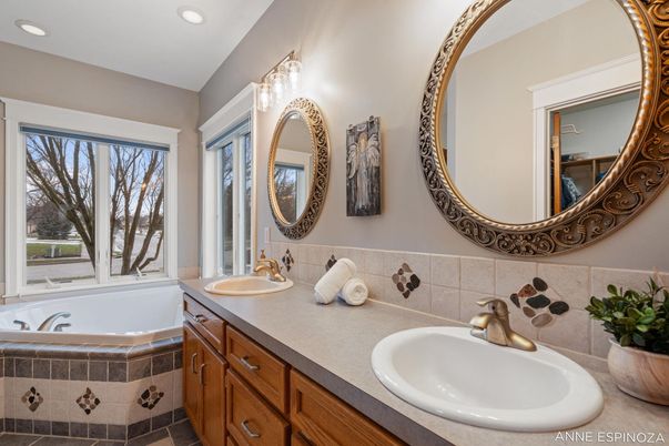 Bathroom, Dual Sink Vanities, Interior, Recessed Lighting