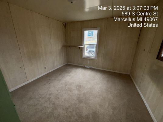 Empty room, Interior