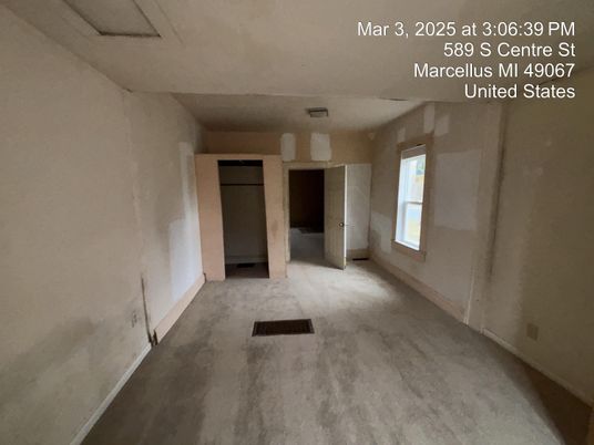 Empty room, Interior