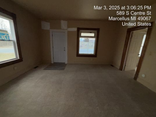 Empty room, Interior