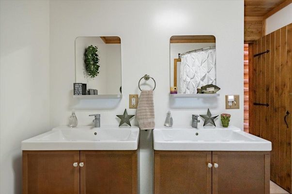 Bathroom, Dual Sink Vanities, Interior