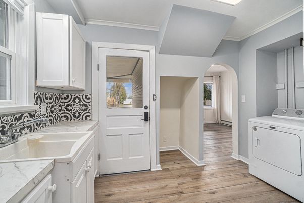 Interior, Washer, Wood Texture Flooring