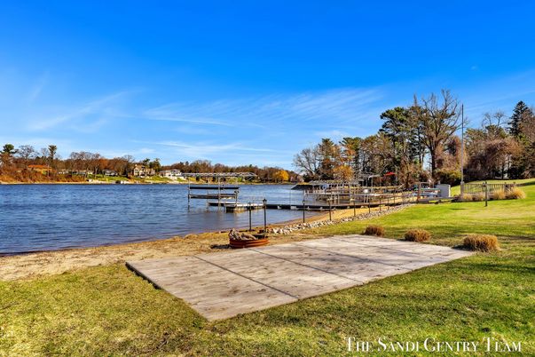 Exterior, Lake