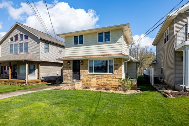 Exterior, Facade, Brick Facade, American Foursquare