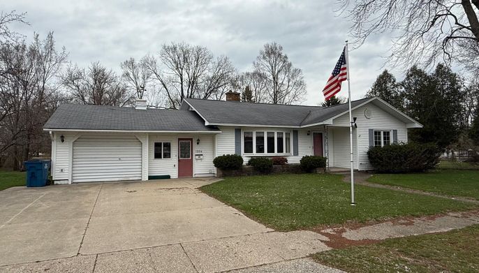 Attached, Exterior, Facade, Cape Cod