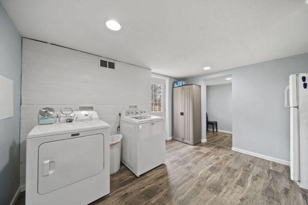 Interior, Recessed Lighting, Washer, Wood Texture Flooring
