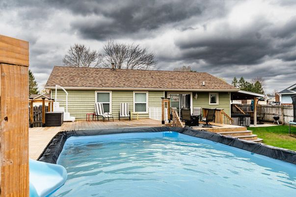 Exterior, Pool