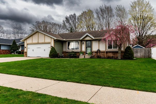 Attached, Exterior, Facade, Ranch