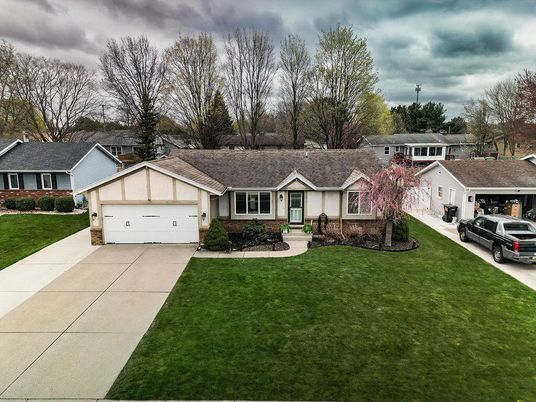 Attached, Exterior, Facade, Ranch