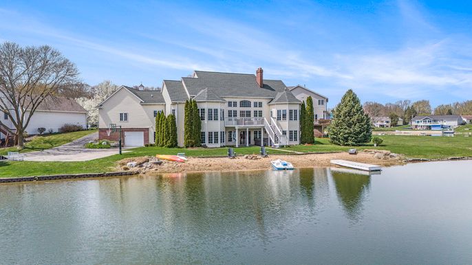 Exterior, Lake