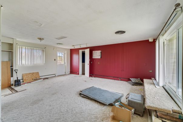 Empty room, Interior