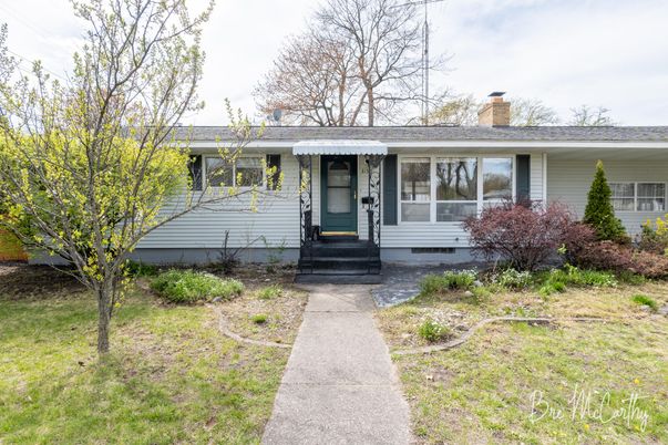 Exterior, Facade, Ranch