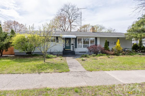 Exterior, Facade, Ranch