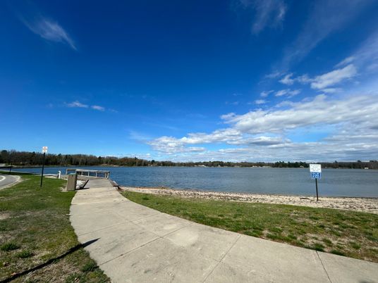 Exterior, Lake