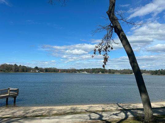 Exterior, Lake