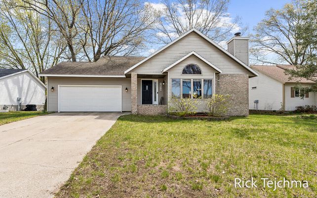 Attached, Exterior, Facade, Brick Facade, Ranch