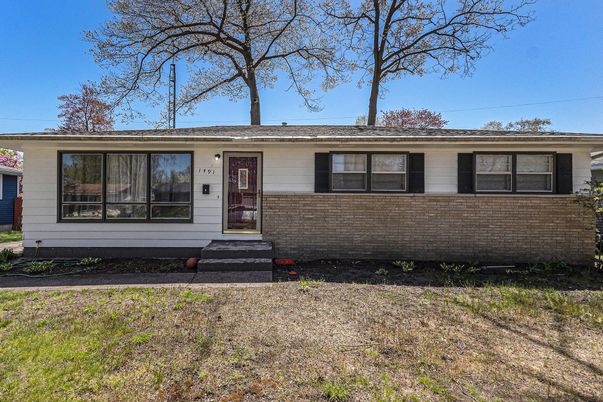 Exterior, Facade, Ranch