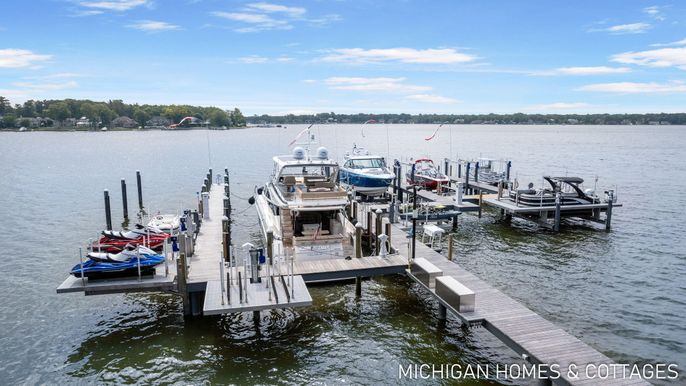 Exterior, Lake