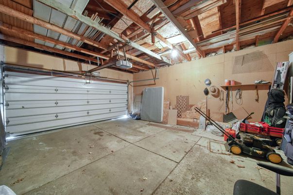 Garage, Interior, Wooden Beams