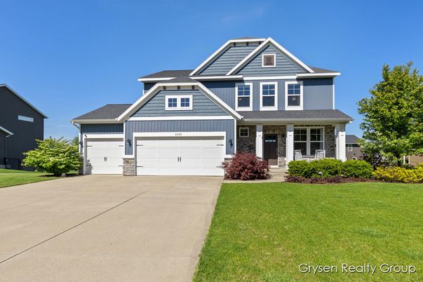 Attached, Exterior, Facade, American Craftsman