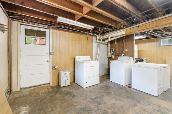 Interior, Washer, Wooden Beams