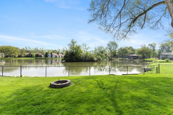 Exterior, Lake