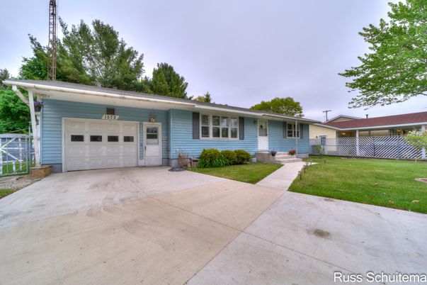 Attached, Exterior, Facade, Ranch