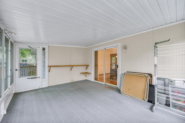 Empty room, Interior