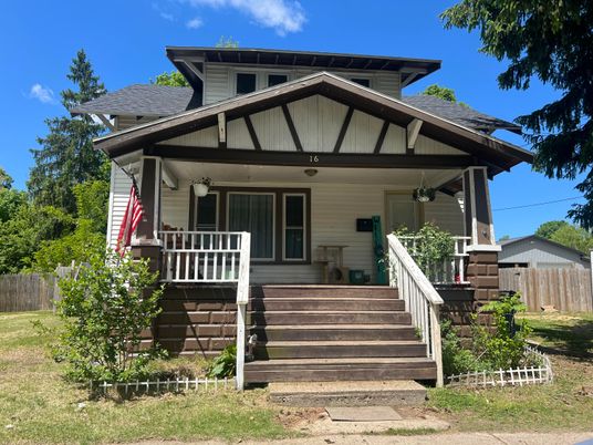 Exterior, Facade, American Foursquare